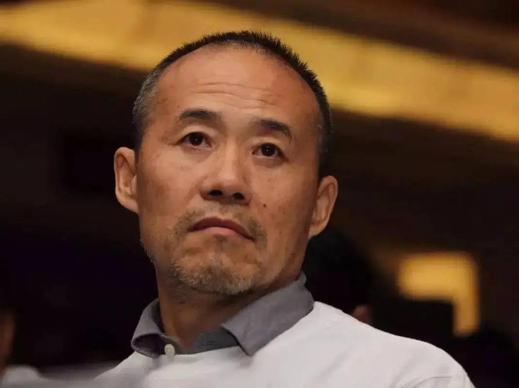 王石自曝傍小30岁老婆大款，1000万退休金打水漂，网友：少吃小蓝片