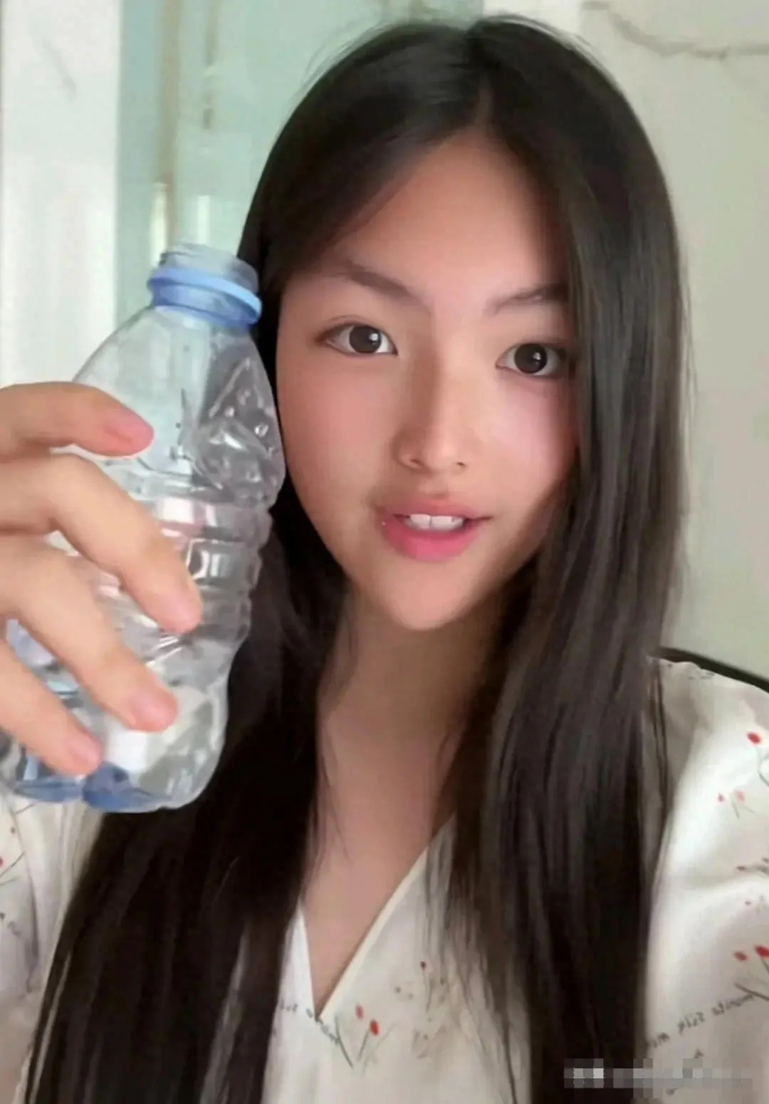 李湘女儿穿家居服自拍，王诗龄变成尖下巴瘦长脸，气质越来越成熟