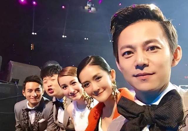 原创
            4家卫视跨年演唱会阵容，周深不再香饽饽，杨丞琳陈牧驰错失良机