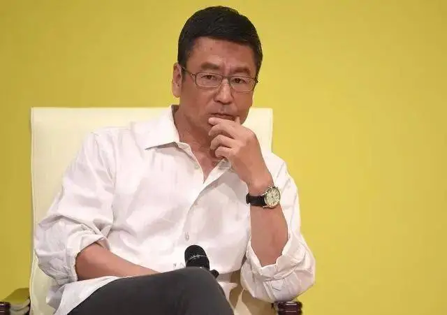 央视一哥白岩松：被疾病折磨暴瘦50斤，睡3-4个小时，数度想自杀