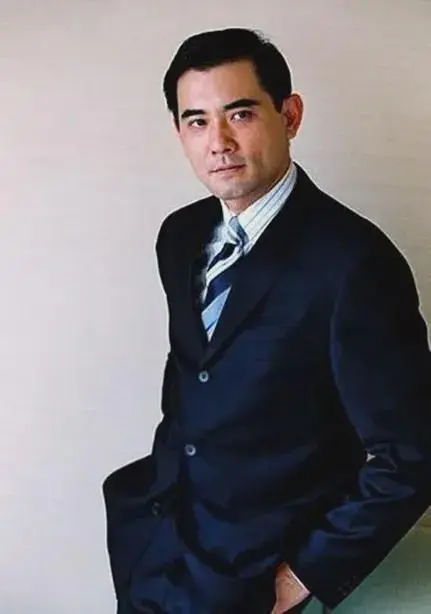 被全网嫌丑，却是周迅永远的“白月光”：63岁独居乡下，一生未娶