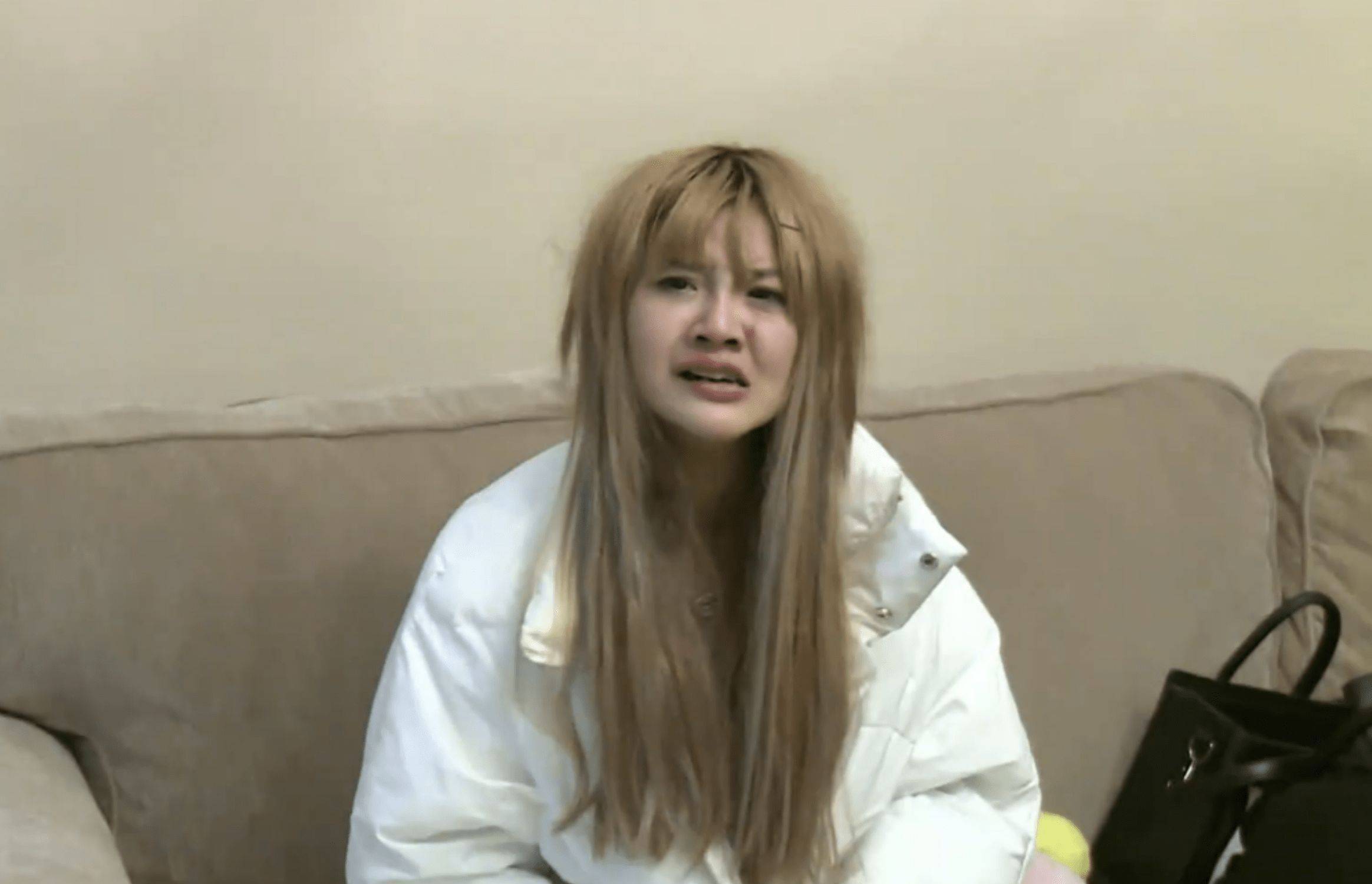 原创            韩安冉妈妈和冯爸拍婚纱照，细节耐人寻味，网嘲一家人结婚结上瘾
