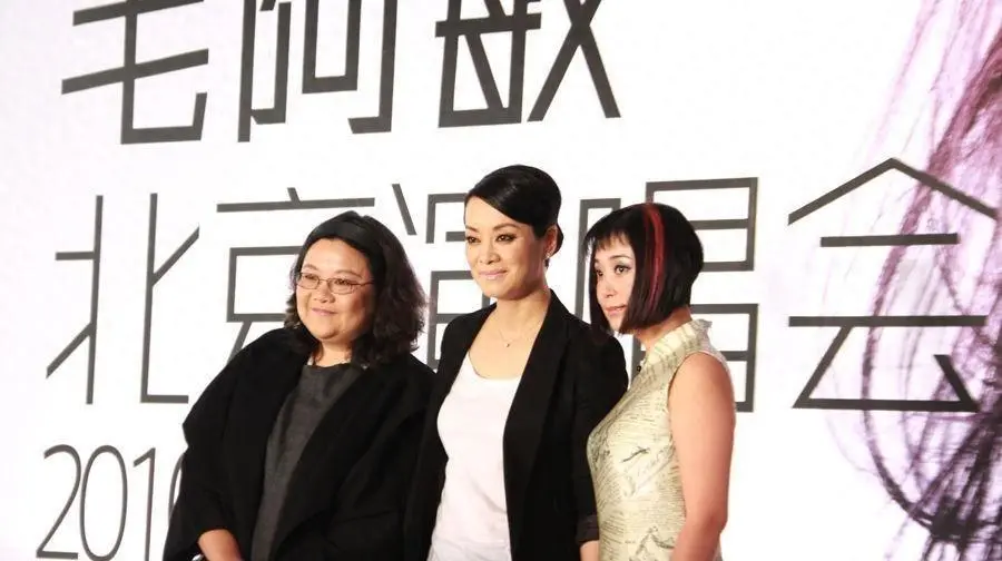 毛阿敏同框洪晃，身高高10cm却输得彻底，果然才女气场明星比不了