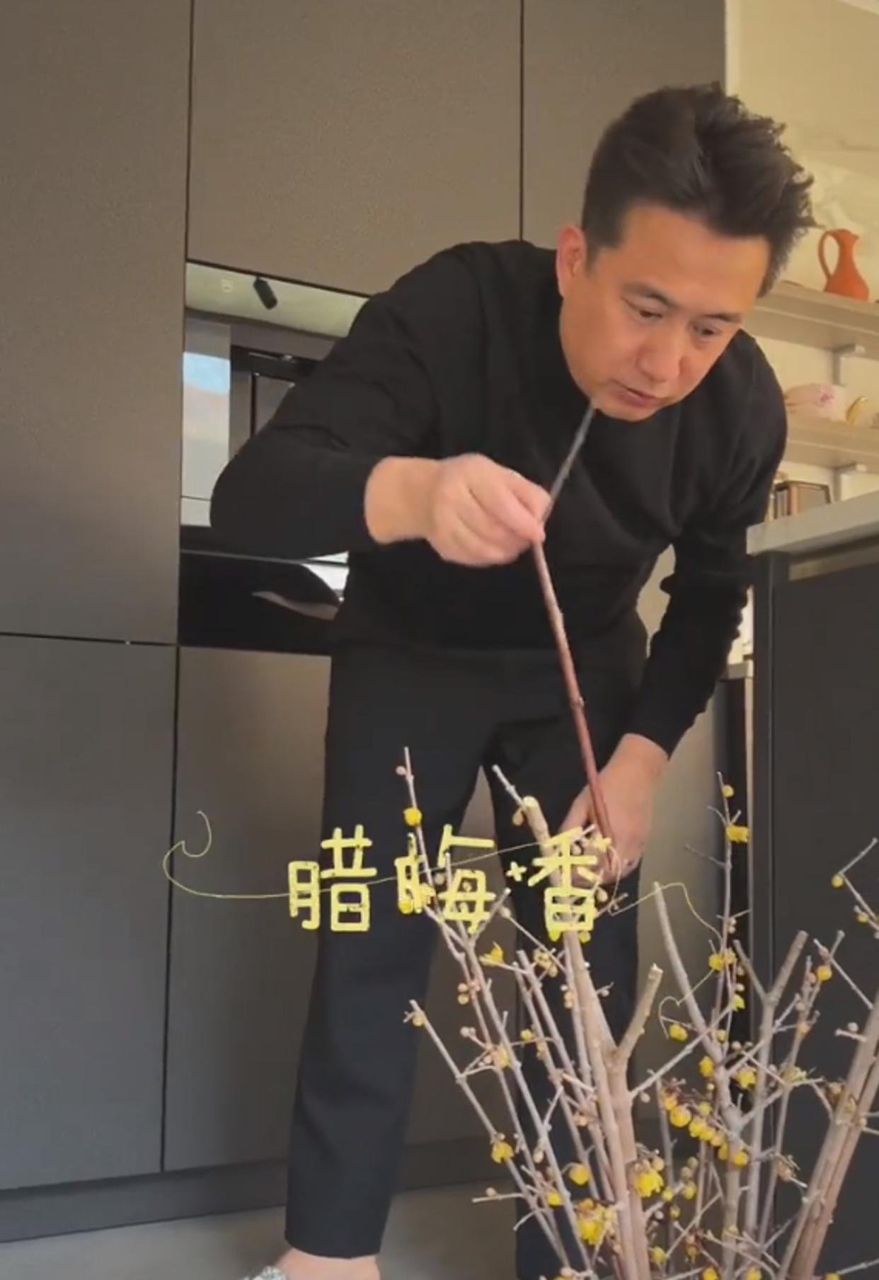 黄磊小女儿尝试浓妆个性十足，姐弟俩同饮一杯饮料感情好