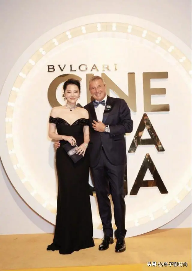 55岁许晴是真正的人间尤物，穿抹胸裙勒出凹凸感，饱满线条太迷人