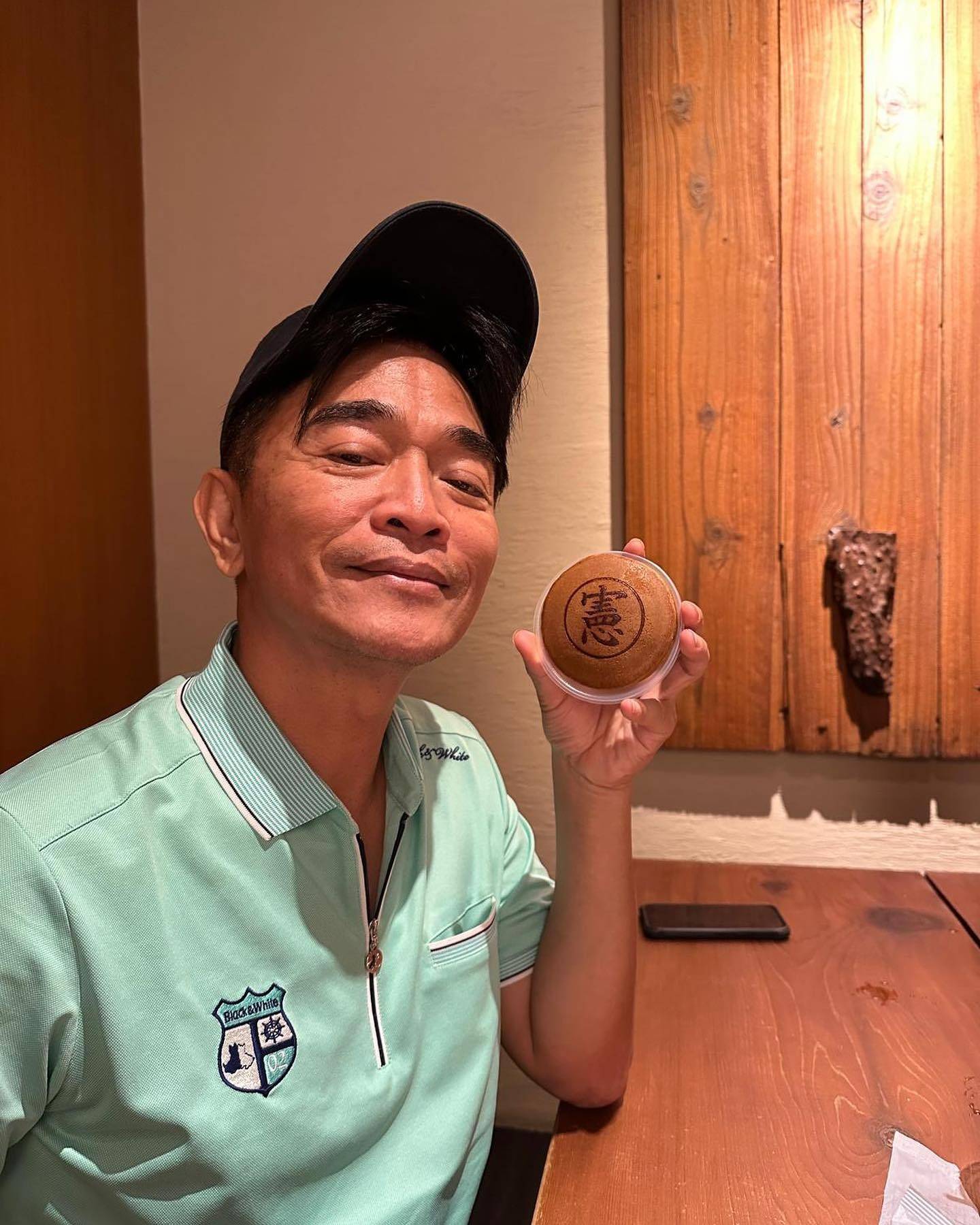原创            60岁吴宗宪录节目不慎摔伤，手脚及嘴角擦伤出血，他却还在笑