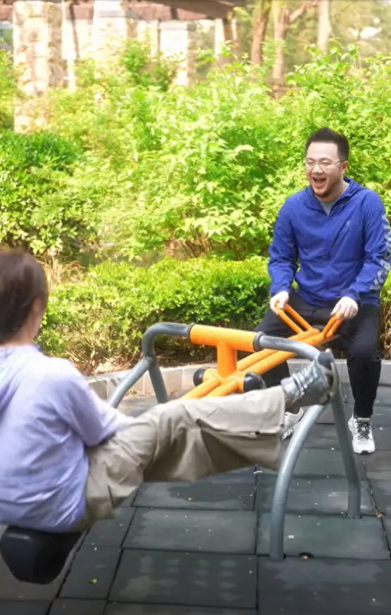 宋丹丹与儿子巴图一家五口露营，大声喊儿孙吃饭，小孙子露正脸像爷爷英达