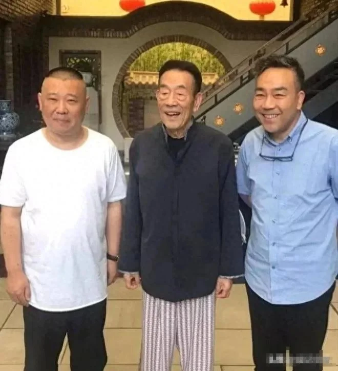 杨议父子为侯耀华摆家宴，吃的是面条咸菜，侯二带的礼物很讲究