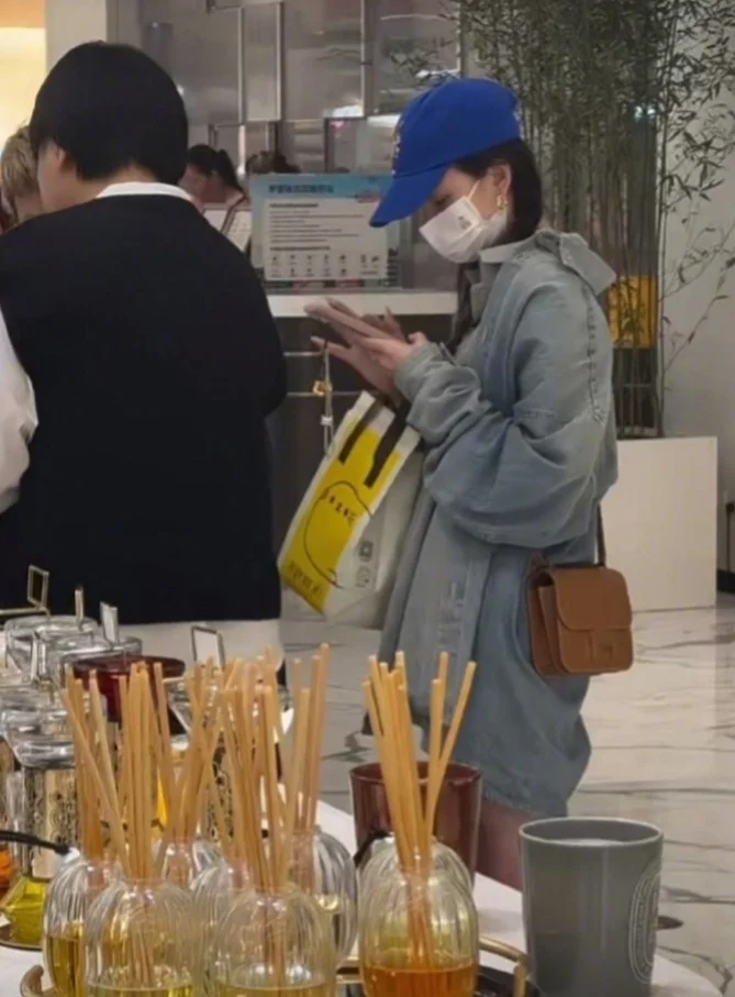 宋祖儿涉嫌偷税漏税后首出现 网友当面嘲讽贴脸开大