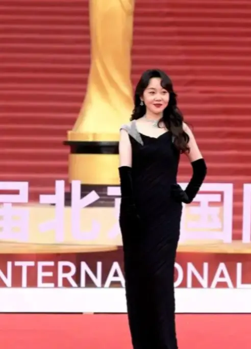 “风情女人”闫妮：离婚后曾多次“老牛吃嫩草”，53岁为何还未婚