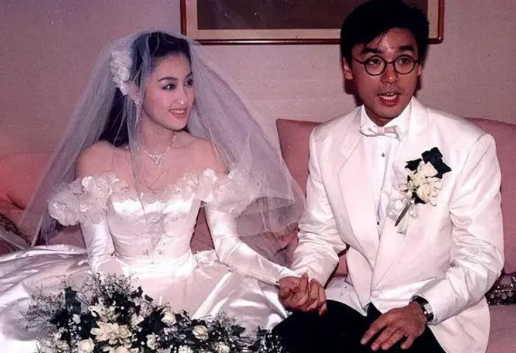如今翻红的她，曾被指拖垮两个亿万富豪，钟镇涛欠债2.5亿后说她：太太用我车接她情人上班