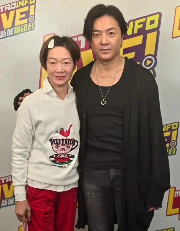 郑伊健自揭曾买楼投资变负资产，首度公开跟老婆蒙嘉慧不肯生孩子的原因
