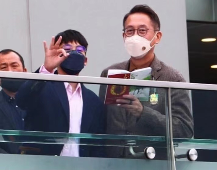 许晋亨李嘉欣与儿子许建彤现身马场 一家三口温馨出席状态好