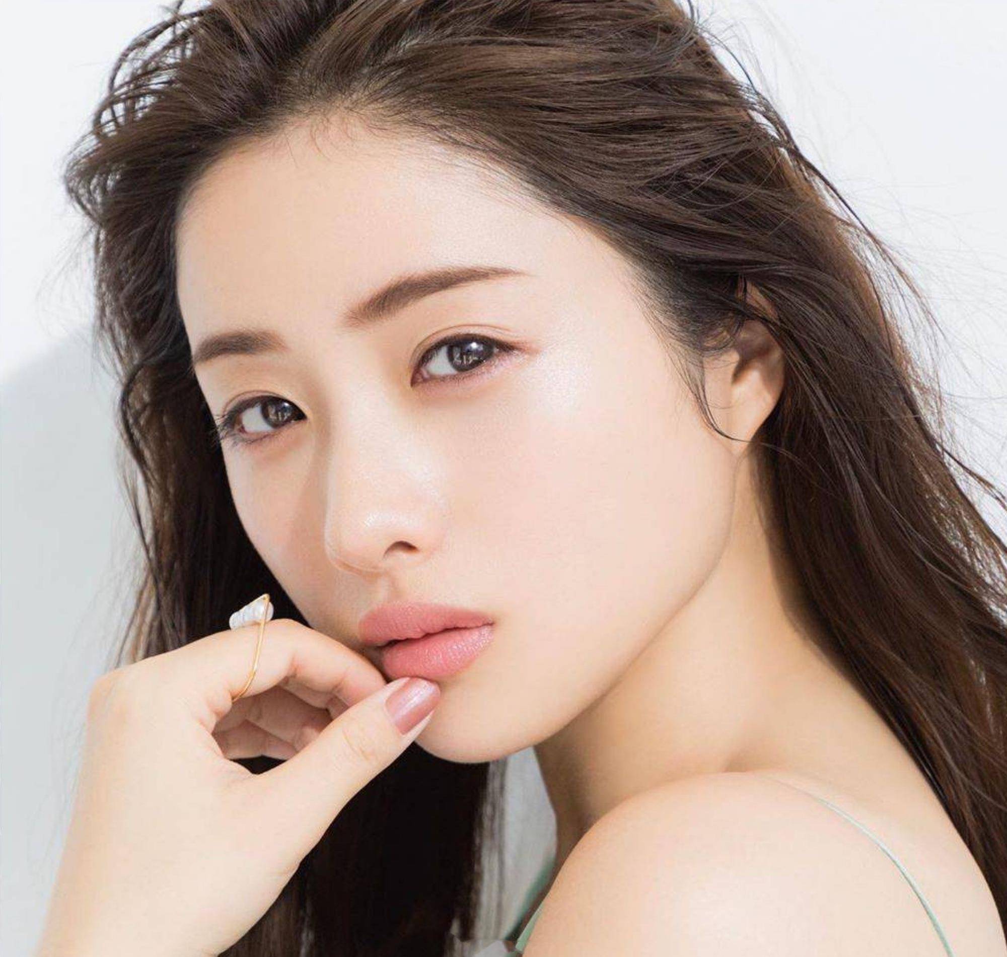 原创            石原里美复出演失踪母亲！昔日她肤白貌美大长腿性感撩人