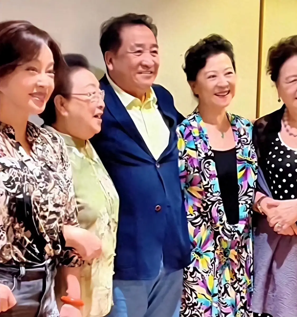 95岁田华大摆寿宴！71岁刘晓庆抢尽风头，合影时总向田华身边！