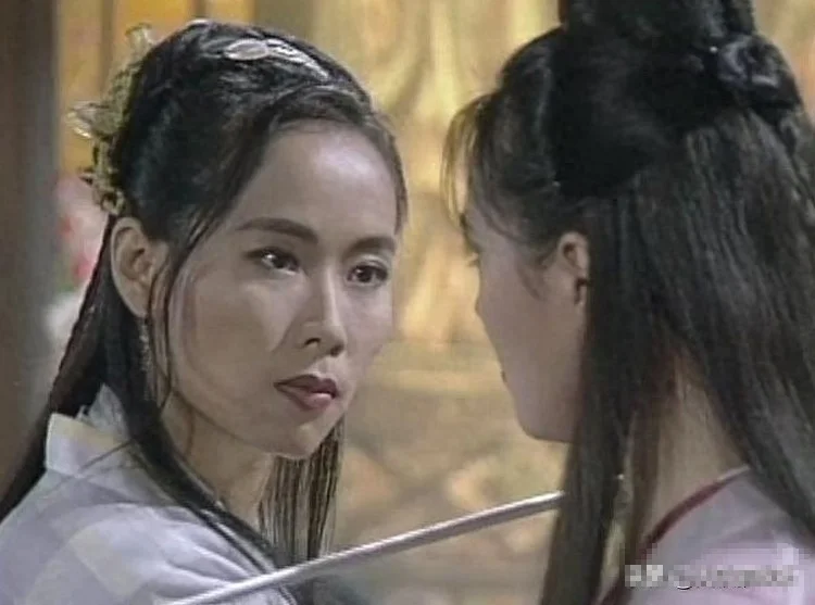 小时候不觉得叶童漂亮，现在才知她又美又高，专业模特都被她秒了
