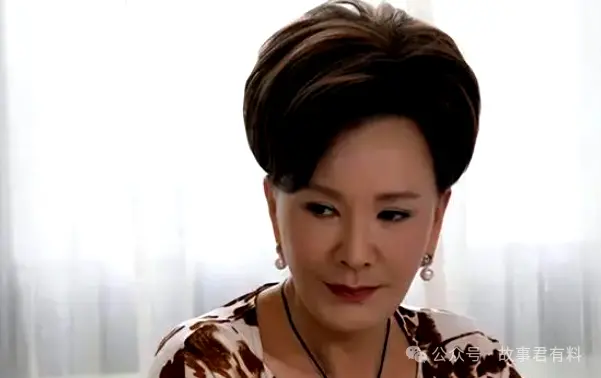 她曾嫁给“双性恋”丈夫被借腹生子，66岁时儿子去世，如今74岁遭嘲讽
