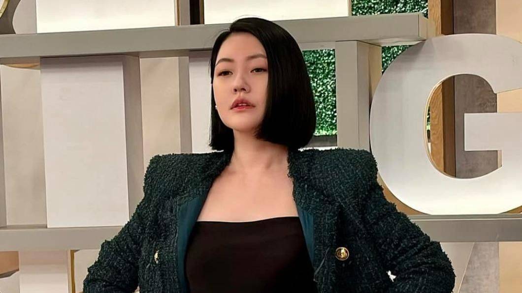 原创
            小S二女儿晒母女合影！才16岁穿抹胸超短裙被吐槽很做作，P图夸张