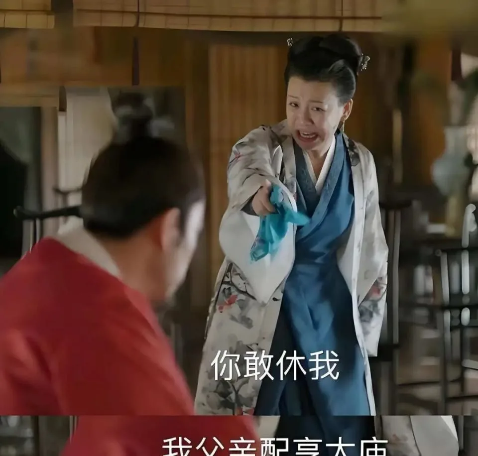 她本是豪门阔太，被导演喊来临时救场，却意外走红，50岁片约不断
