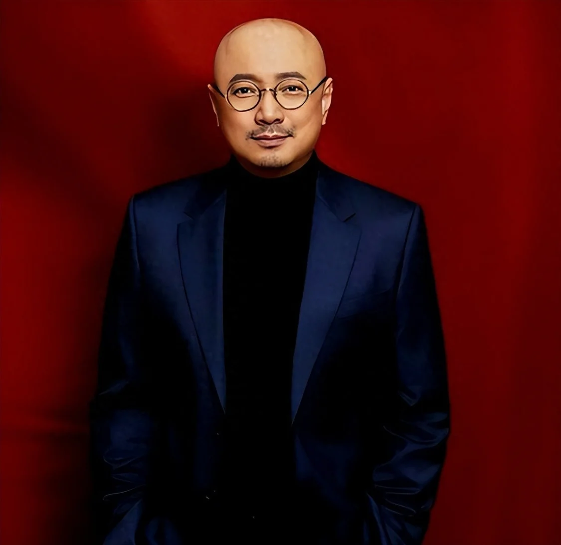 52岁在国外进修的徐峥，面相都变了，抛弃王宝强的他好似回不去了