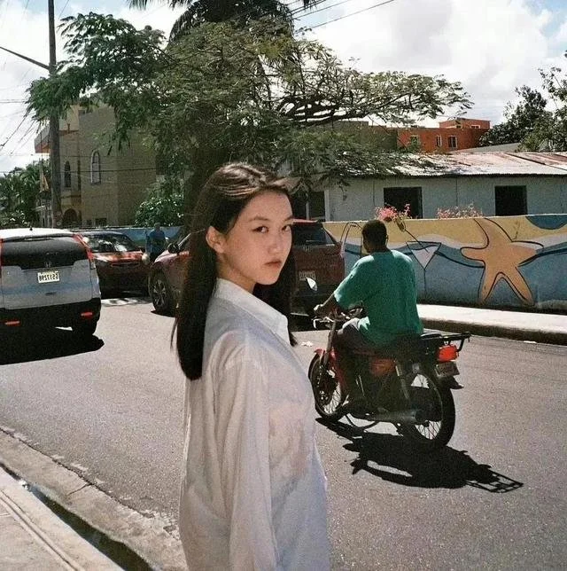 李嫣17岁生日近照曝光，穿白衬衣气场强大，一双眼睛完美遗传王菲