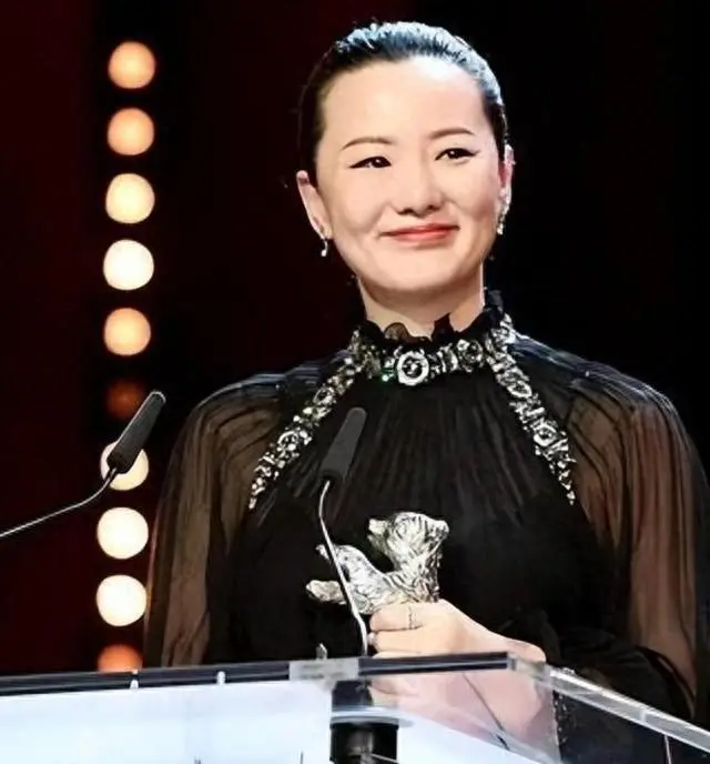 她陪伴了陈道明8年，2亿身价不求名分，转身嫁王菲初恋成人生赢家