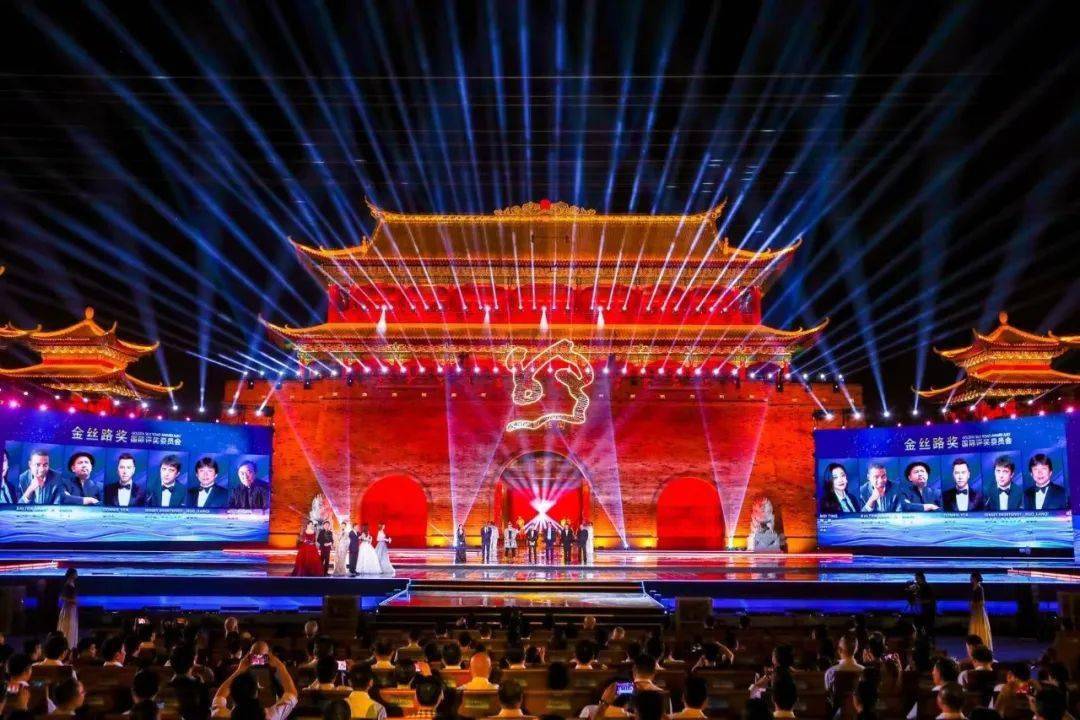 张艺谋获“金丝路奖”最佳导演，《白塔之光》荣膺最佳影片